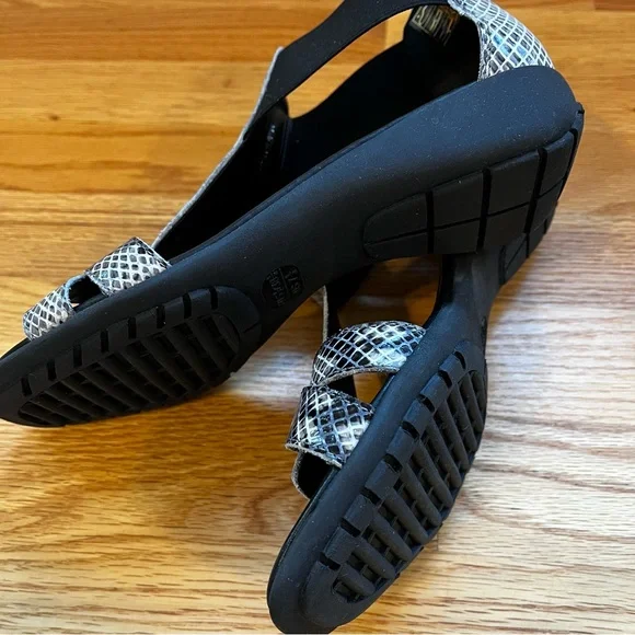 LAST CHANCE: The FLEXX Brand Snake Black & White Pattern Sandals - Picture 3 of 8